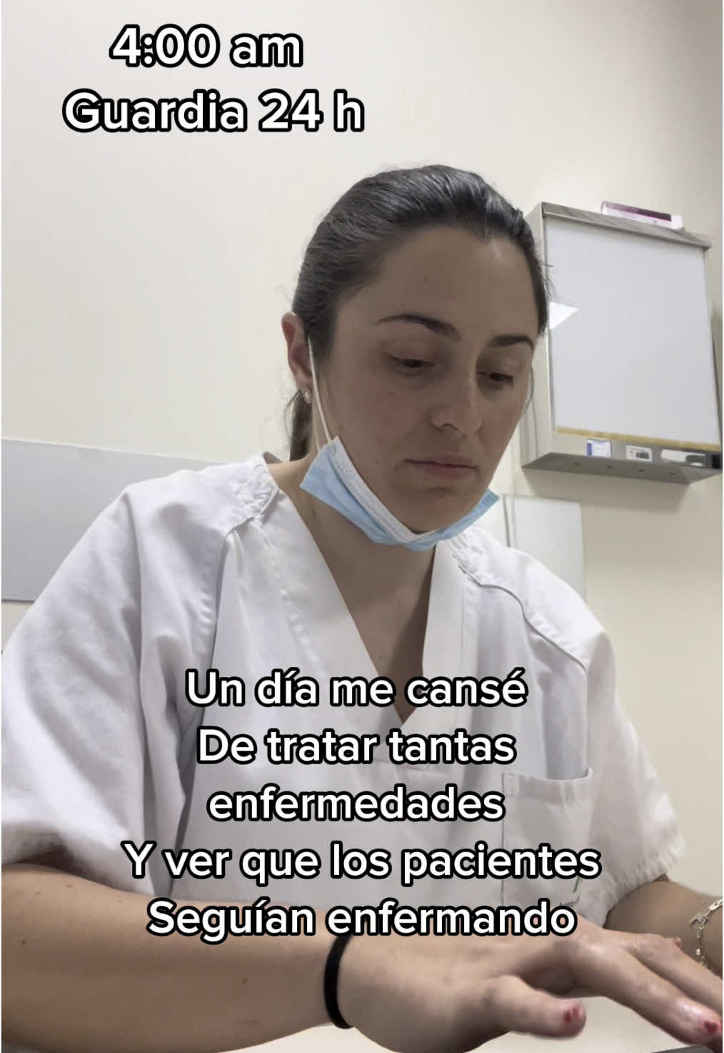 Amaba mi trabajo en urgencias, el equipo de trabajo y las sorpresas que eran una guardia tras otra, unas con más adrenalinas que otras pero yo tan feliz de hacer mi trabajo y tratar a todos con el cariño y respeto que mereces. Pasaban los días, meses y años y siempre sentía que lo que más me había motivado a ser médico no lo estaba haciendo. Es verdad que salvamos vidas pero al final entre pastilla y pastilla seguía viendo a los mismos más enfermos y era un ciclo del que nadie salía incluso teniendo buenos hábitos alimenticios, haciendo deporte, meditando, tomando la cantidad de líquido que le correspondía a diario y mucho más. Entonces la prevención no se trataba de hacer cada uno los mismos hábitos saludables y también me frustraba hasta que comencé a implementar la epigenética y entendí por qué cada persona no podía mejorar su salud. Cada persona es diferente, tiene carencias nutricionales diferentes, biomarcadores epigenéticos a modificar diferentes y sobre todo alimentos que estresan su sistema digestivo diferentes. Por eso ahora a cada paciente siempre le recomiendo hacerse mínimo en su chequeo anual un test Epigenético 🧬, es la clave de la prevención y optimización de su salud. #urgencia #medico #hospital #paciente #epigenética🧬 