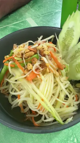 Papaya Salad at Fada Plaza, Phi Phi Market 🌶️🥙 Phi Phi Islands📍 . . #fadaplazaphiphi #traveltwice #papayasalad #phiphiisland🏝 #travel #food #foodmarket #phiphimarket #thailand🇹🇭 #fyppp #streetfood #thaistreetfood #thaifood 
