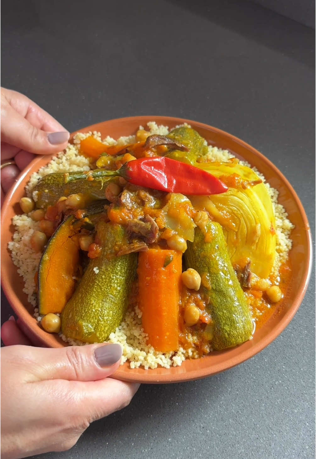 Couscous con carne e verdure 🌱🇲🇦 Ingredienti ⬇️ Per il brodo: - 600 g di carne di bovino (a pezzi) - 1 filo d’olio d’oliva - 1 cipolla tritata - 2 cucchiaini di curcuma - 1 cucchiaino di zenzero in polvere - 1/2 cucchiaino di pepe nero - Sale  - 1 pomodoro a pezzetti - Acqua calda  - 1 mazzetto di prezzemolo  - cavolo, cappuccio o 150 g di cavoletti di Bruxelles - 2 carote tagliate a metà - 200 g di zucca tagliata a pezzi - 1 zucchina tagliata a metà - 150 g di ceci precotti Per il couscous  - 500 g di couscous - 3 bicchieri di acqua a temperatura ambiente - 2 cucchiai di olio di semi - Sale  ————————— 🌿 Procedimento - In una couscoussiera, versa un filo d’olio d’oliva e aggiungi la carne a pezzi. - Unisci la cipolla tritata, la curcuma, lo zenzero, il pepe nero e il sale. - Aggiungi il pomodoro a pezzetti e fai rosolare il tutto per qualche minuto. - Versa l’acqua necessaria per cuocere la carne e aggiungi il prezzemolo  - Lascia cuocere fino a tre quarti della cottura della carne. - A questo punto, aggiungi i cavoletti di Bruxelles (o cavolo cappuccio), le carote tagliate a metà, la zucca e la zucchina tagliata a metà. - Unisci anche i ceci precotti e lascia cuocere fino a quando le verdure saranno morbide. 🌿Preparazione del couscous  - In una ciotola capiente, metti il couscous e aggiungi un bicchiere di acqua a temperatura ambiente. - Mescola bene e lascia riposare per un minuto. - Sgranalo con le mani o con una forchetta, poi trasferiscilo nella couscoussiera per la cottura a vapore per 15 minuti. - Togli il couscous dalla couscoussiera, sgranalo di nuovo e aggiungi un cucchiaio di olio di semi e un po’ di sale. - Versa altri due bicchieri di acqua a temperatura ambiente, mescola bene e lascia riposare per due minuti. - Sgranalo nuovamente e rimettilo nella couscoussiera per la seconda e ultima cottura a vapore. - Disponi il couscous su un grande piatto da portata o in piatti singoli .  - Adagia sopra la carne e le verdure, poi irrora con un po’ di brodo. - Servi il couscous caldo con il brodo a parte per chi desidera aggiungerne di più. Buon appetito 🌸 . #cousins #Recipe #morocco #moroccan #meal #recipes #verduras #comfortfood #traditional #مغربي 