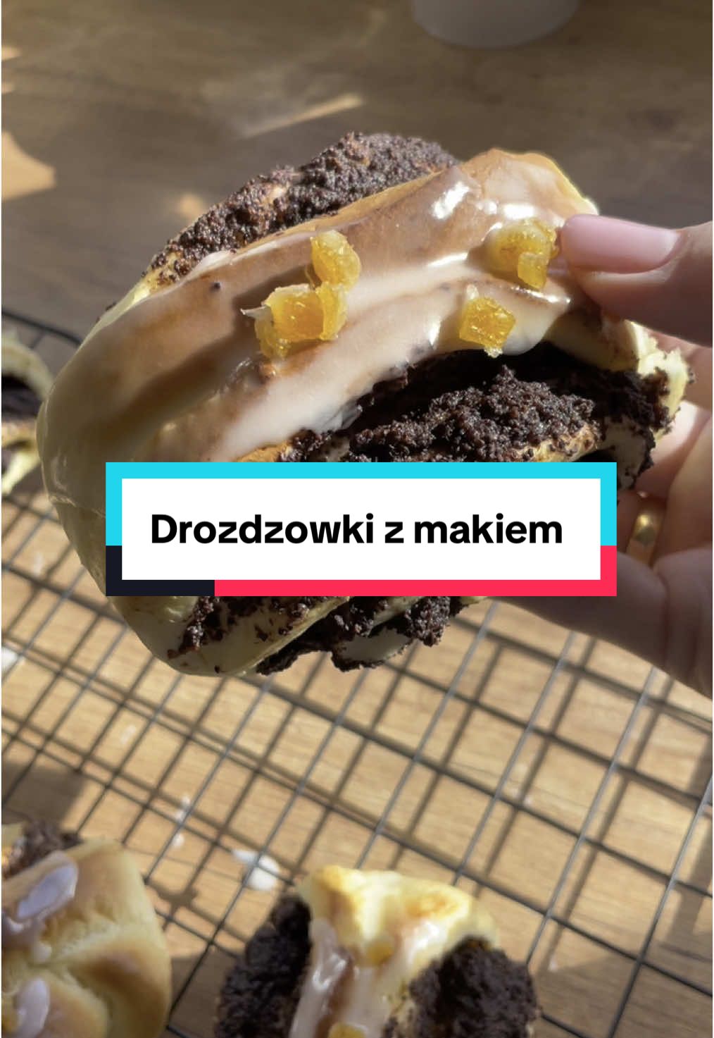 Odpowiadanie użytkownikowi @Justyna | Film i czarna kawa  Przepis ✨ 500g mąki pszennej  30g cukru  25g drożdży świeżych  50g masła  1 jajko  250ml mleka  Szczypta soli  Drożdże mieszamy z ciepłym mlekiem łyżką mąki i łyżką cukru. Zostawiamy na 10minut.  Mąkę, jajko, sól, resztę cukru i rozczyn wlewamy do miski i zaczynamy wyrabiać. W międzyczasie dolewamy rozpuszczone masło. Wyrabiamy aż ciasto zacznie odchodzić od ręki albo robotem planetarnym 10minut.  Odstawiamy do wyrośnięcia w ciepłe miejsce na ok 1h.  Po tym czasie rozwałkowujemy ciasto na duży prostokąt. Wykładamy mak i zwijamy kdndluzszwgo boku. Kroimy na 15 równych kawałków. Wykładamy na blaszkę i robimy wgłębienie w środku.  Uformowane bułeczki zostawiamy jeszcze na 10/15 minut.  Pieczemy 15 minut w piekarniku rozgrzanym do 200stopni góra dół.  Gotowe bułeczki smarujemy lukrem.  Smacznego 😋  #buleczkidrozdzowe #drozdzowkizmakiem #przepis #ciastodrozdzowe #latwyprzepis #szybkideser #zakupylidl #zakupyspozywcze #haulzakupowy #testsmaku 