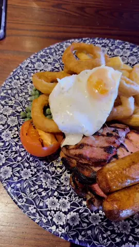 Couldn’t think 🤔 of anything to post today so ……. 😆😆😆How the actual fuck can Wetherspoons, make por , chicken and lamb 🐑 all taste the same burnt 2/10 @Wetherspoons #food#beer#mixedgrill #egg#help#electrician #electricanlife #thetallsparky #electricalwork #sparky #apprentice #sparkylife #