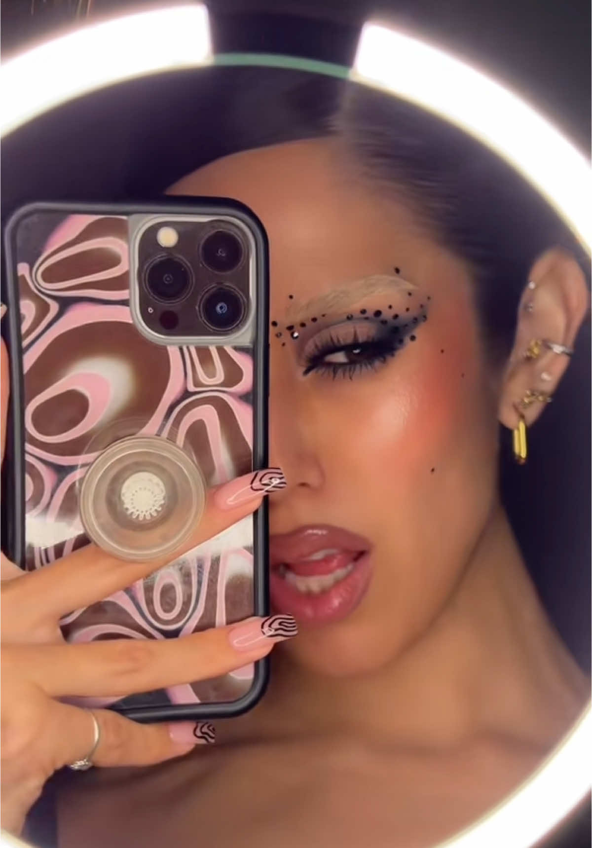 This makeup goes to hard!! 