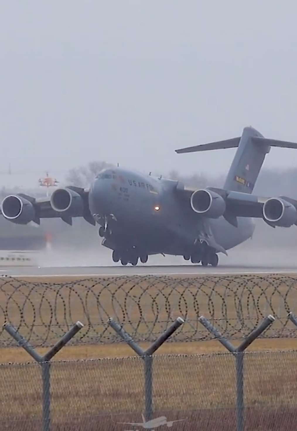 U.S. Air Force Boeing C-17 Globemaster III thudering out of Munich Airport! Full video on my Youtube channel, link in bio ✈️. #aviation #aviationlovers #youtube #fyp #youtuber #militarytiktok #boeing #usairforce 