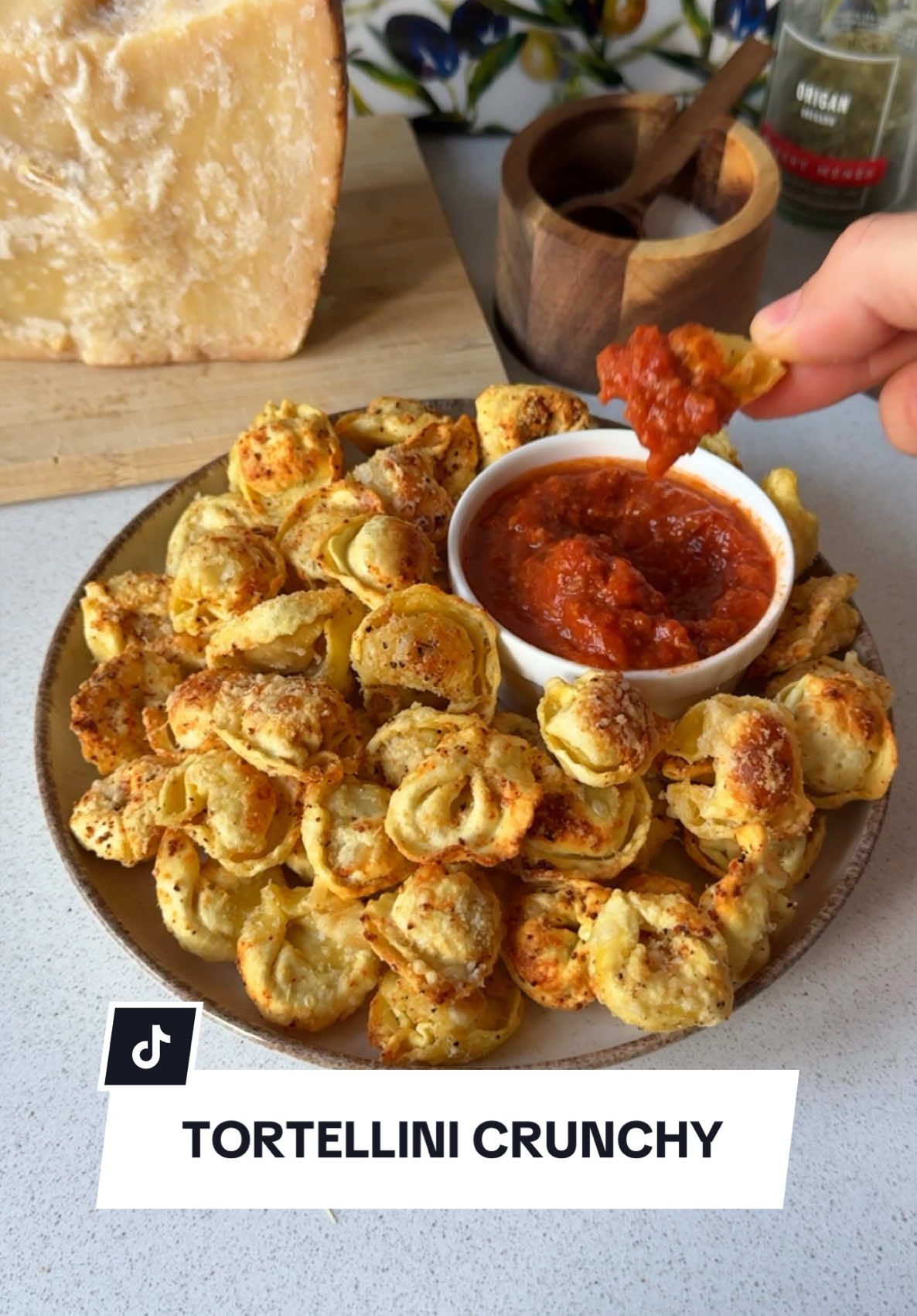 🍝 TORTELLINI EXTRA CRUJIENTES en AIRFRYER. Guarda esta receta y menciona a quien te los tiene que preparar 🍝 10% en @Naturitas.es con mi cod: rubengarcia Ingredientes: ▪️tortellini ▪️salsa boloñesa ▪️AOVE ▪️pimienta molida ▪️queso grana padano ▪️ajo en polvo ▪️cebolla en polvo 🔥 Airfryer 10 min | 180°C removiendo a mitad de cocción - #airfryerrecipe #airfryercooking #recetasrapidas #recetasfaciles #recetasairfryer #freidoradeaire #freidorasinaceite #comidaitaliana #tortellini #recetastok #cheftok #pasta #pastalovers #pastafresca #recetapasta 