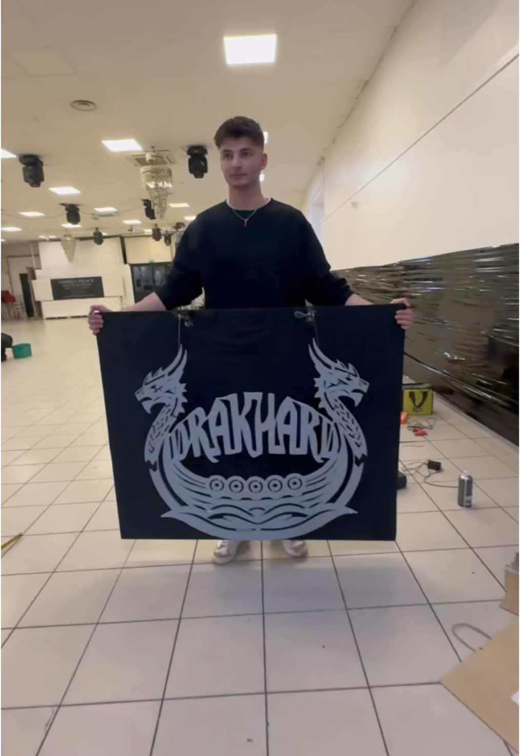 Drakhard, c’est avant tout une histoire de passion, de travail et de dévouement 🫶🏻 À moins d’un an d’existence en tant que collectif , Drakhard a la fierté de dire qu’il sera présent pour assurer la 2nd stage de Tapage Nocturne pour la dernière au Dock des Suds 🔊🔥