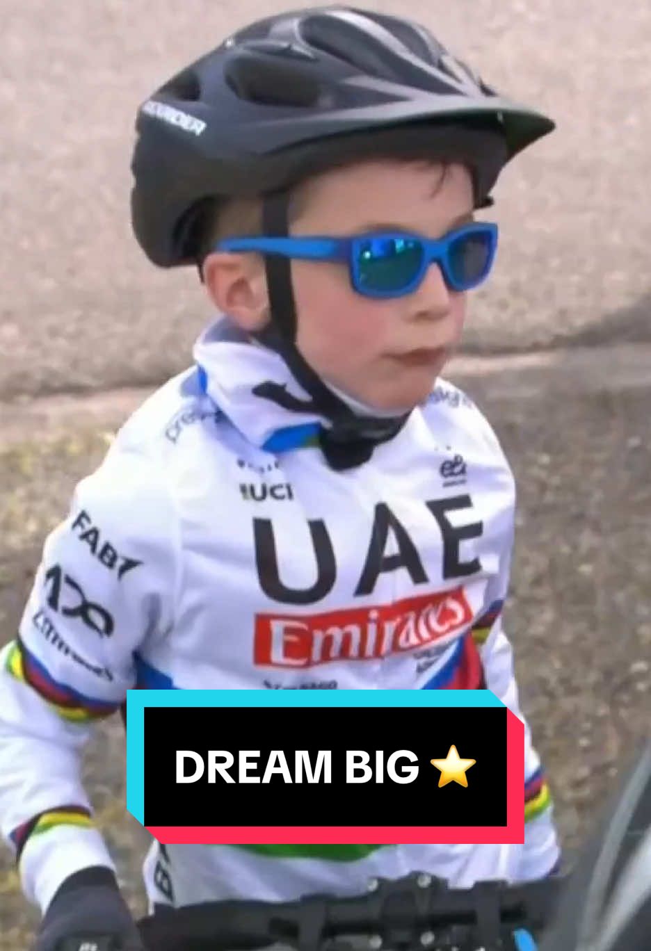 Wonder who this young fan’s favourite rider is? We might have an idea... 🤔🌈 #cycling #pogacar #ParisNice