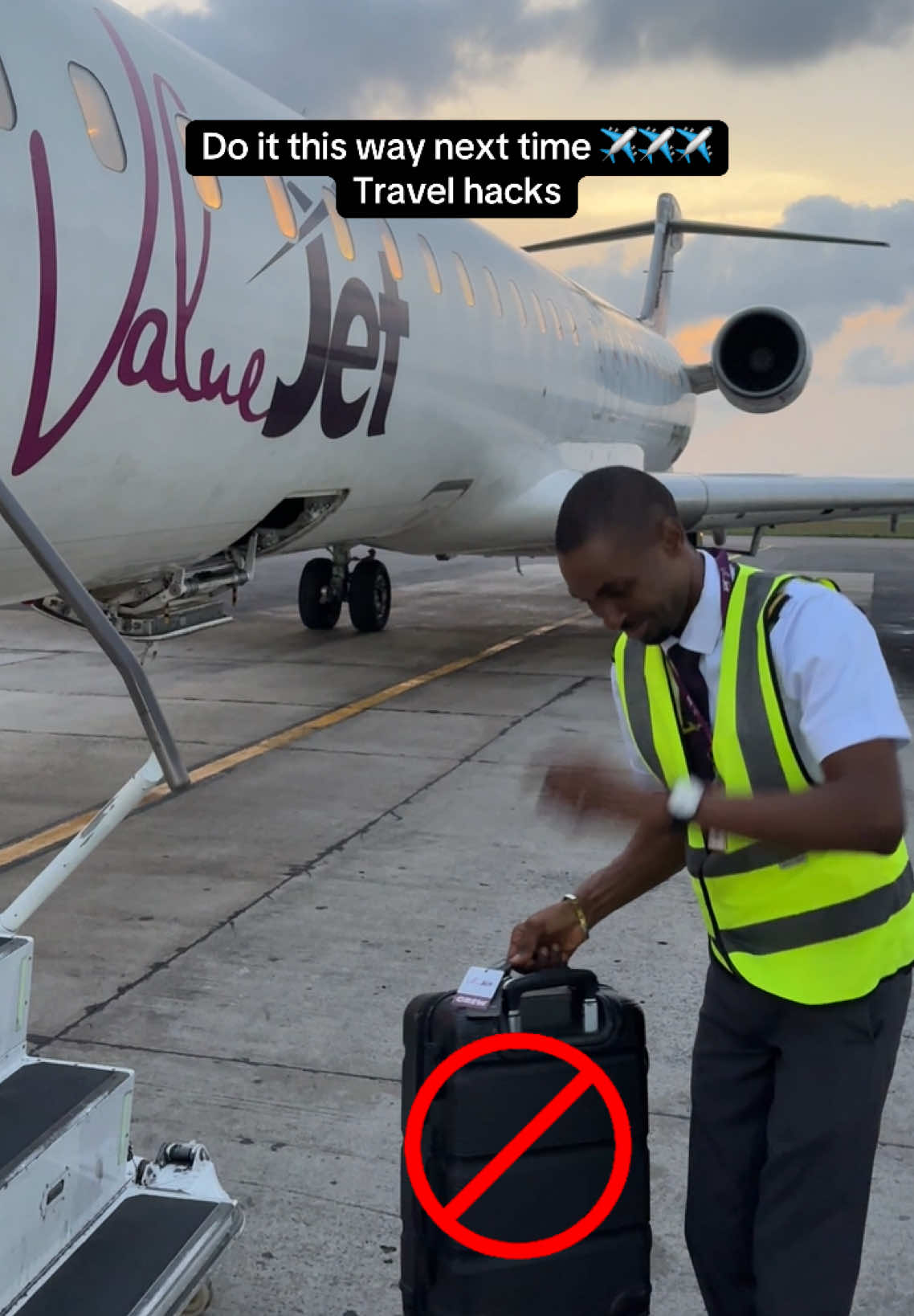 Ever wondered what the handle on the side of your hand luggage is actually for? Fly safe… #Aviation #cabincrew #cabincrewlife #flightattendant 