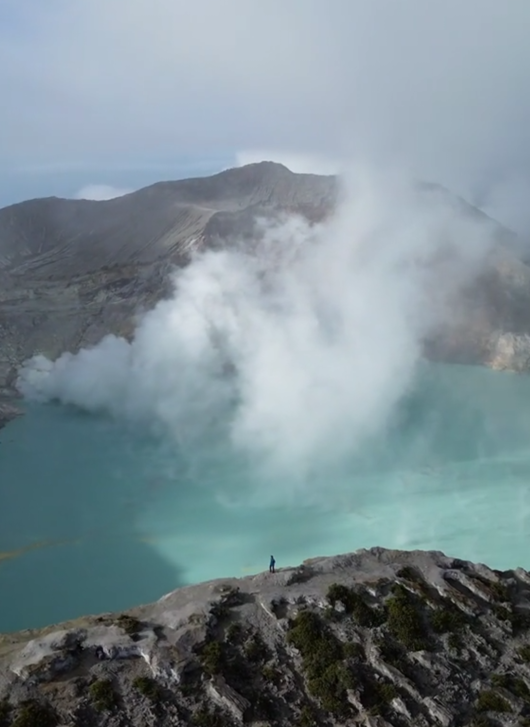 Kawah Ijen yang begitu megah,dengan ketinggian 2386 Mdpl dan jarak pendakian sekitar 1-3 jam bisa menikmati view sekeren ini🍃❤‍🩹  ( Shoot Drone by @_ar.ikk ) #kawahijen #kawahijenbanyuwangi #kawahijenindonesia #banyuwangi #bondowoso #drone #nature #mountain #pendaki #pendakigunung #pendakiindonesia #eastjava 