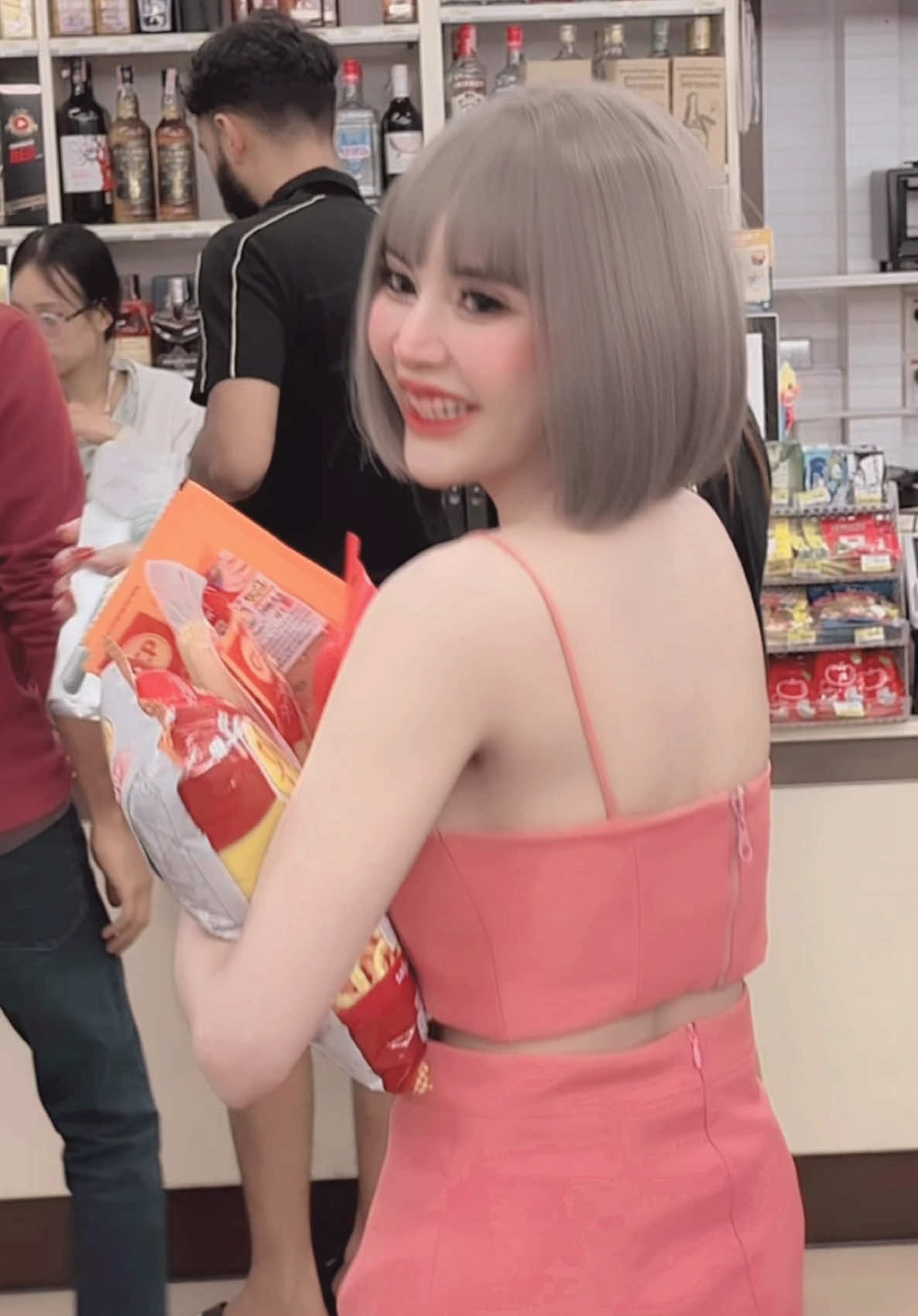 เข้าเซเว่นทีไรมีแต่คนมองตลอดเลยเพราะอะไรหรอ