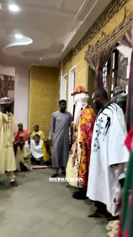 Fitowar Mai Martaba Sarkin Kano Mal Khalifa Muhammadu Sunusi na II Domin Zuwa Babban Don Gaida Mahaifiyarsa A Cikin Wannan Dare na Litinin 10 March.  Ran Sarki ya Dade 