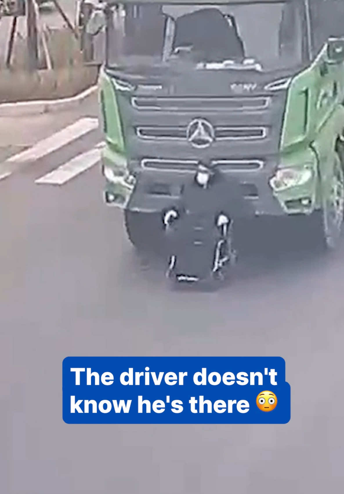 This was the shocking moment an 80-year-old wheelchair-bound man was dragged by a truck in Jiangsu, China. The man accidentally steered his electric wheelchair into traffic, moving into the truck's blindspot. When the light turned green, the truck unknowingly started pushing the man forward. Fortunately, a good samaritan on a motorbike alerted the truck driver by honking his horn until the driver came to a stop. The elderly man has been safely reunited with his loved ones.  #news #viral #closecall #wheelchair #china 