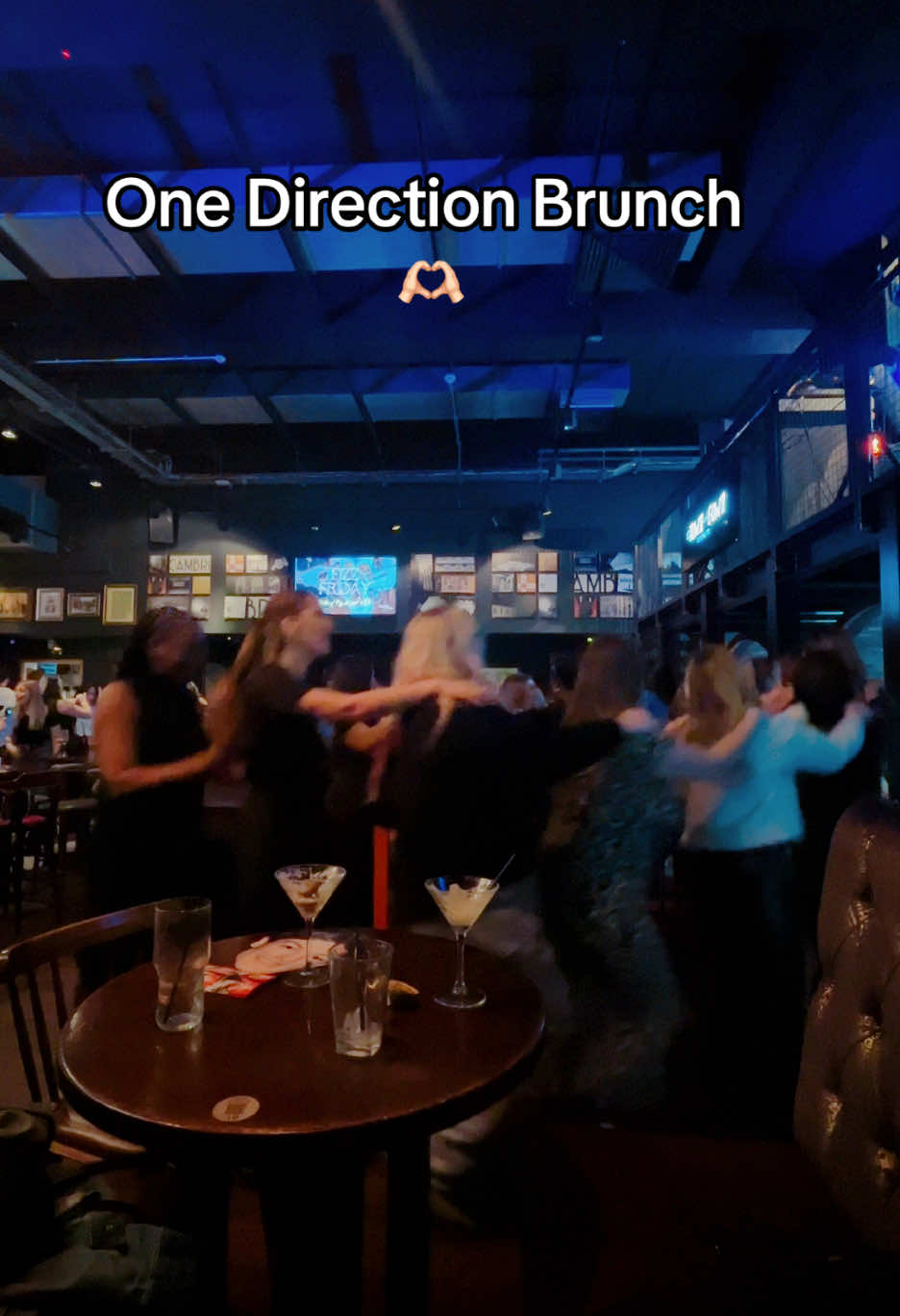 What a vibe. I cried, i laughed l, i sung and i danced. 🫶🏻 #onedirection #1D #Love #wmyb #girls #fyp #onedirectionbottomlessbrunch #bottomlessbrunch #cambridge #whatmakesyoubeautiful #zaynmalik #louistomlinson #liampayne #niallhoran #harrystyles @jessy.*.⁷ @Elizabeth J 