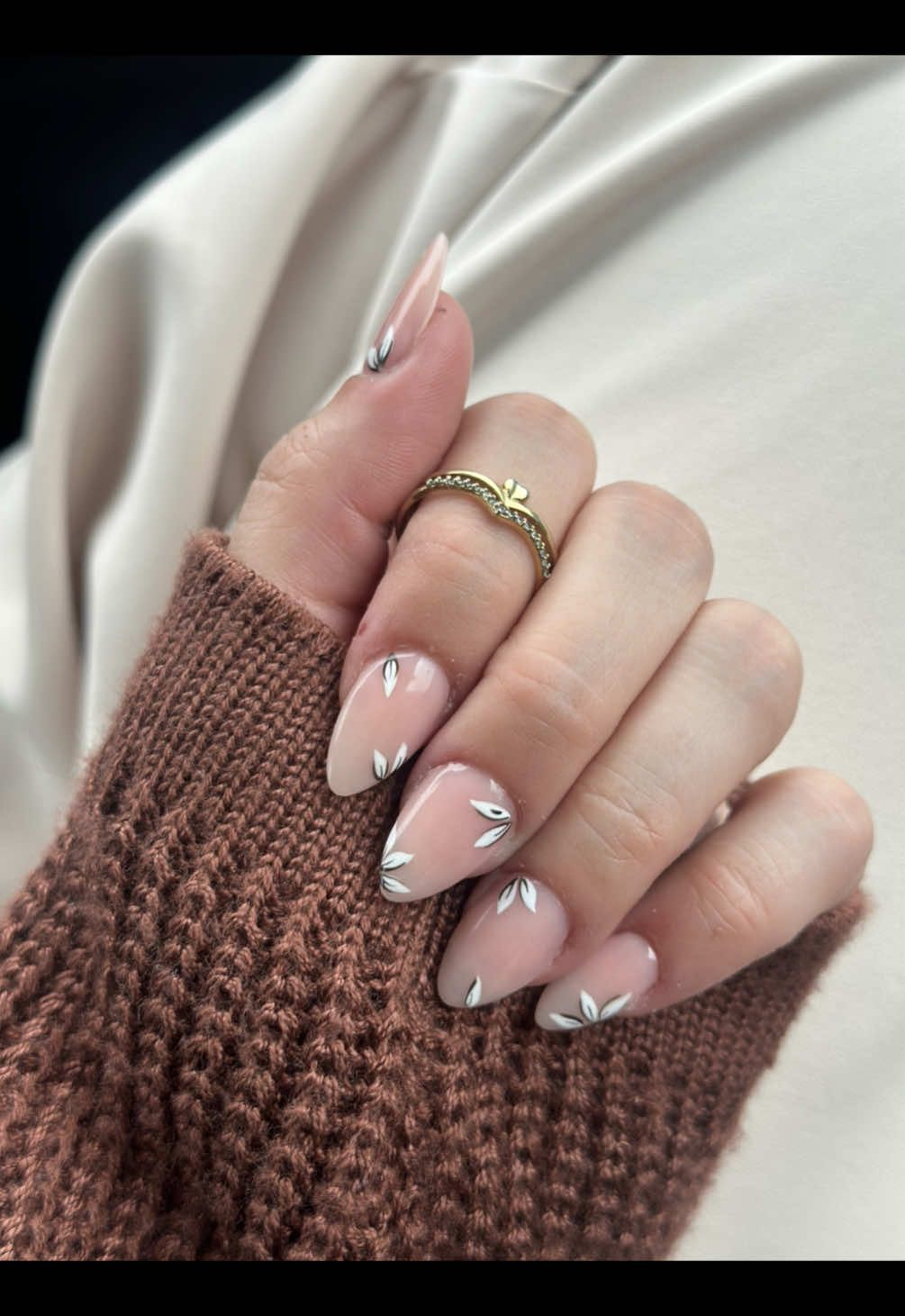 Nails check in the car… probably my favorite nails so far of this year😮‍💨🤍🌷 @julilobeni ate it as always!!! #nailscheck #springnails #ugcbeauty #ugcfashion #teamworkifb #girlssupportinggirls #nailsinspiration #nailstok #trendynails 