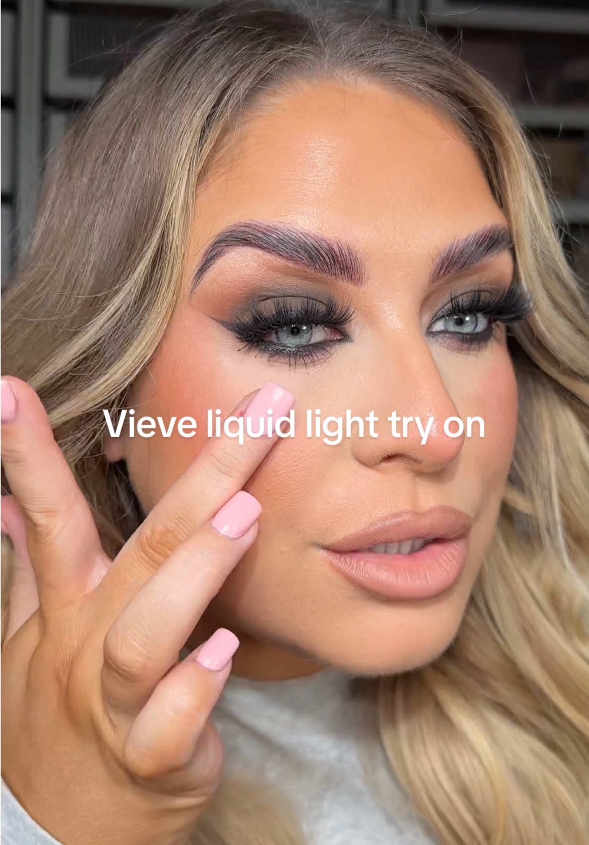 Trying the new @VIEVE liquid light in the shade ballerina 🩰 #vieve #highlighter #liquidhighlighter #glowymakeup 