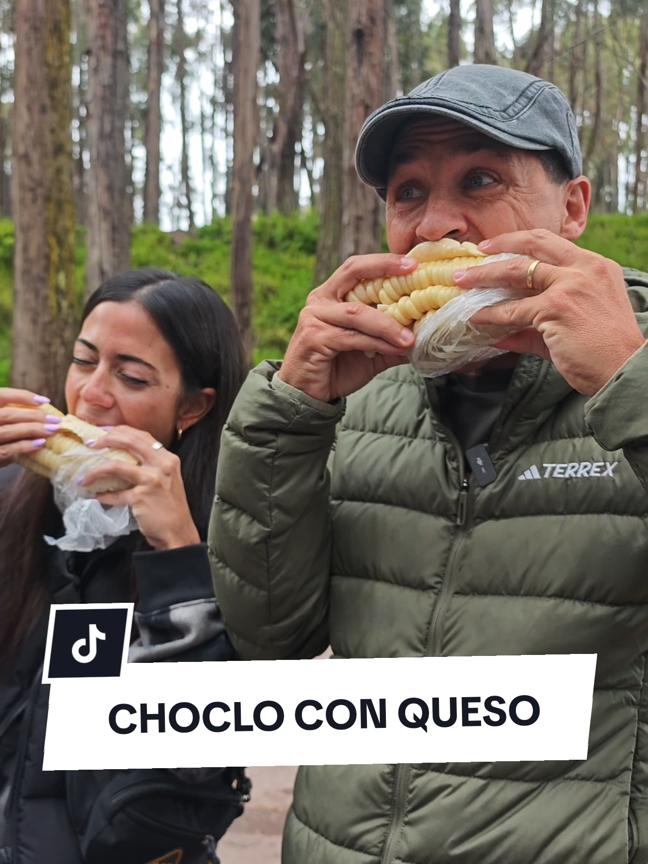 Argentinos prueban CHOCLO CON QUESO por primera vez en Cusco, Perú 🇵🇪. ¿quién más es fan de este snack callejero? Viajando por Cusco con VIVA CUSCO, paramos un momento con @Lachicadelbrunch para probar este clásico callejero.   Síguela a Rocío, que en su cuenta tiene muy buenas recomendaciones gastronómicas.  Este viaje es gracias a @Viva Cusco - Agencia de viajes  #machupicchu #chocloconqueso #chocloconmantequilla #comidaperuana #cusco #andesperuanos #papaperuana🇵🇪 #papaperuano #tamalperuano #tamales 