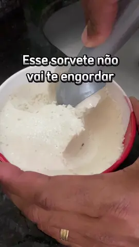 Tome sorvete sem engordar! E você ainda vai ganhar massa muscular com esse delicioso sorvete de whey. Você vai bater em uma batedeira: 3 scoop de whey (usamos o sabor cookie) 200 ml de leite de coco 200g de creme de leite gelado ( fresco) (Pode acrescentar essência de baunilha) Bata todos os ingredientes até a aumentar de tamanho de 2 a 3 minutos. Leve para congelar até cristalizar. Bata novamente e leve para congelar. E pronto só se refrescar. Acrescentamos manga e ficou ainda mais gostoso, com castanhas e chocolate também é uma boa opção. Obs: Essa é apenas uma opção de sobremesa e nenhum alimento tem o poder de te emagrecer ou te engordar. O que emagrece são hábitos de vida saudável. Coma com moderação e equilíbrio.  O que vai fazer você emagrecer e ganhar massa é treino, plano alimentar estratégico e descanso.  #sorvetefitness #sorvetesaudavel #emagrecimento #reeducaçãoalimentar #receitassaudáveis #sorvetedewhey #nutricionista  #nutricao 