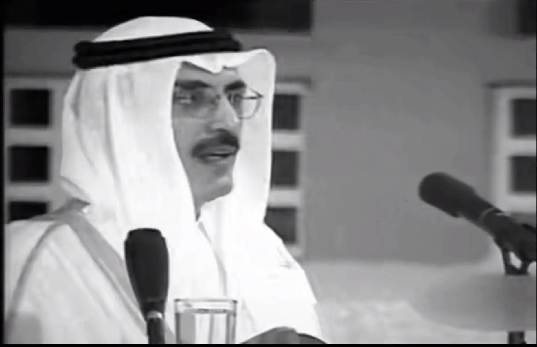 حبيبتي يازينها عيونك على هاالليل سحرني برق سيوفها ما أقول أعشقها بعقل مجنونها قمري  يا شمس الذهب سفري وراء عيونك تعب . #بدر_عبدالمحسن 