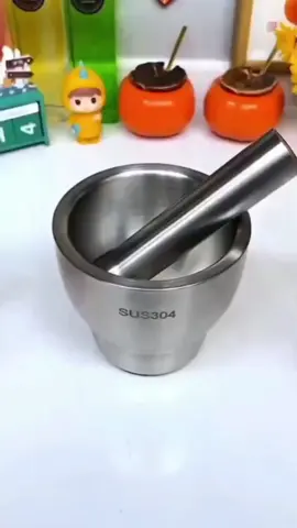 🥑✨ Pilão com Socador em Inox – Praticidade e Elegância na Sua Cozinha! ✨🥑 O Pilão com Socador em Inox é o item perfeito para preparar temperos, ervas, especiarias e até deliciosos molhos com mais facilidade e sabor. Feito com materiais resistentes, ele garante durabilidade e eficiência no seu dia a dia! ✅ Material em inox de alta qualidade – Resistente e fácil de limpar ✅ Base antideslizante – Mais firmeza e segurança no uso ✅ Design moderno e sofisticado – Ideal para qualquer cozinha ✅ Perfeito para moer temperos, ervas e grãos 🍋 Mais sabor e praticidade para suas receitas! 🛒 Comenta 