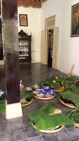Sesaji Mahesa Lawung adalah salah satu ritual penting dalam keraton yang berakar dari keyakinan dan kepercayaan Jawa Kuno, yang diwariskan secara turun-temurun oleh para leluhur. Sesaji tersebut adalah kerbau liar yang hendak disembelih sebagai sesaji utama.  Upacara ini tidak hanya memperlihatkan keterhubungan spiritual antara manusia dengan Sang Pencipta, tetapi juga menggambarkan hubungan harmonis antara manusia dengan alam dan leluhur. Di tengah modernisasi yang berkembang, Keraton Kasunanan Surakarta masih mempertahankan tradisi ini sebagai warisan budaya yang harus dijaga, menunjukkan betapa pentingnya keselarasan dengan alam dalam kehidupan manusia. Selain itu, upacara ini juga memiliki daya tarik tersendiri bagi wisatawan dan peneliti budaya yang tertarik untuk mempelajari tradisi Jawa. Setiap tahun, banyak pengunjung yang datang ke Solo untuk menyaksikan prosesi sakral ini, memberikan dampak positif terhadap pariwisata dan ekonomi lokal. Acara ini tidak hanya menguatkan identitas budaya Jawa, tetapi juga memperkenalkan tradisi tersebut kepada dunia luar #keratonsurakarta #keratonsurakartahadiningrat #surakarta #wisatakeraton #budayajawa #wisatajateng #jawa #pesonaindonesia #wonderfullindonesia #fypシ゚ #fypp #fyppppppppppppppppppppppp #f 