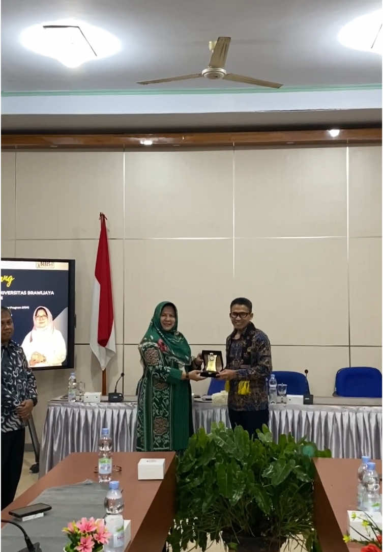 Fakultas Ilmu Sosial dan Ilmu Politik Universitas Bengkulu (FISIP UNIB) menerima kunjungan dari Fakultas Ilmu Sosial dan Ilmu Politik Universitas Brawijaya (FISIP UB) pada hari Kamis, (29/8/2024), di Ruang Rapat Dekanat FISIP UNIB. Kunjungan ini merupakan balasan atas kunjungan sebelumnya dari FISIP UNIB ke FISIP UB. Selain itu, acara ini bertujuan untuk melaksanakan Implementation Agreement dan menyelenggarakan Workshop Self Evaluation Report (SER) dalam rangka persiapan akreditasi internasional ACQUIN FISIP UB. Dekan FISIP UNIB, Dr. Yunilisiah, M.Si beserta jajaran, menyambut dengan hangat kedatangan rombongan Dekan FISIP Brawijaya, Prof. Anang Sujoko, S.Sos., M.Si, dan timnya. Dekan berharap bahwa komunikasi antara kedua institusi ini dapat memberikan manfaat positif dalam meningkatkan kualitas pendidikan serta pelaksanaan tri dharma perguruan tinggi, yaitu pendidikan, penelitian, dan pengabdian masyarakat.  “Kegiatan kali ini akan dilaksanakan dalam dua sesi, sesi pertama akan membahas indikator yang digunakan dalam pencapian akreditasi ACQUIN, yang akan disampaikan oleh Ketua LPMPP UNIB, Dr. Yulian Fauzi, S.Si., M.Si, serta Ketua UPMF ISIP Anita Marianata, M. Si dan sesi kedua adalah kuliah umum jurusan ilmu komunikasi yang akan disampaikan langsung oleh Dekan FISIP Brawijaya,” ujar Dekan. Sementara itu, Dekan FISIP Brawijaya, Prof. Anang Sujoko S.Sos., M.Si., menyatakan kegembiraannya atas sambutan dari FISIP UNIB. Dalam sambutannya, beliau mengungkapkan bahwa FISIP Brawijaya telah merancang program akreditasi internasional yang dikembangkan setahun lalu. Prof. Anang juga melihat bahwa Universitas Bengkulu telah memperoleh akreditasi internasional ACQUIN untuk 68 program studi. Sebagai pendorong akreditasi internasional, pihaknya berharap dapat memanfaatkan pengalaman FISIP dan Lembaga Penjaminan Mutu dan Pengembangan Pembelajaran (LPMPP) UNIB. Berbagi pengalaman ini dianggap sangat penting untuk proses pembelajaran dan kebutuhan apa saja yang dibutuhkan untuk persiapan akreditasi ACQUIN. “Kami berharap pertemuan ini dapat memperkuat komitmen kerjasama yang telah disepakati sebelumnya antara FISIP Brawijaya dan FISIP UNIB,” Kata Dekan FISIP Brawijaya. #fisipunib #student #unib #fypシ゚viral #fypage 