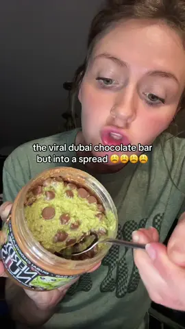 i just cant stop eating it WHY DID YA'LL DO THIS TO ME😩😩😩😩😩 #dubaichocolate #sweettooth #cravings 