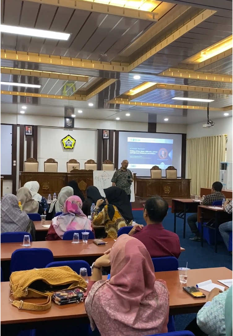 Dalam rangka meningkatkan kompetensi dan kemampuan sumber daya manusia sebagai bagian dari strategi untuk mencapai zona integritas serta meraih predikat Wilayah Bebas Korupsi (WBK) dan Wilayah Birokrasi Bersih dan Melayani (WBBM), Fakultas Ilmu Sosial dan Ilmu Politik Universitas Bengkulu mengadakan pelatihan In House Training dengan tema Moral, Etika, Sikap, Perilaku, Sopan Santun, dan Peningkatan Kinerja di Tempat Kerja. Pelatihan ini berlangsung pada Senin (19/8/2024) di Ruang Internasional Meeting Room. Acara ini dihadiri oleh sekitar 60 peserta, termasuk Dekan FISIP UNIB, Dr. Yunilisiah, M.Si, beserta jajaran, sub koordinator, ketua jurusan/program studi, dosen, dan tenaga kependidikan di FISIP UNIB. Dalam sambutannya, Dekan FISIP UNIB Dr. Yunilisiah, M.Si memberikan apresiasi yang tinggi dalam kegiatan ini dan menyatakan bahwa pelatihan ini bertujuan untuk meningkatkan kualitas pegawai FISIP UNIB, khususnya dalam aspek moral, etika, sikap, perilaku, dan sopan santun serta kinerja. Selain itu, kegiatan ini juga bertujuan membangun sinergi dan kolaborasi antar unit di FISIP UNIB serta mendukung visi dan misi fakultas.. Materi pelatihan disampaikan oleh Drs. Bambang Haryanto, M.Ed, Trainer Team ARCARTA Consultant, yang mencakup pengantar moral dan etika di tempat kerja, prinsip etika dalam pengambilan keputusan, pengembangan sikap positif di tempat kerja, pengelolaan perilaku tidak profesional, pelayanan prima, sopan santun dalam komunikasi sehari-hari, etika dan moral dalam tim kerja, komunikasi efektif dan sopan, serta integrasi moral, etika, dan perilaku untuk peningkatan kinerja.  Melalui kegiatan ini, Wakil Dekan Bidang Sumber Daya, Dr. Lisa Adhrianti, M. Si, berharap bahwa kegiatan ini akan meningkatkan pemahaman dan pelayanan prima kepada mahasiswa serta masyarakat umum. Beliau juga menekankan pentingnya peningkatan kapasitas sumber daya manusia, dengan tujuan memberikan pelatihan intensif kepada seluruh staf, dosen, dan pimpinan di selingkung FISIP UNIB.  Salam Solidaritas !!! FISIP BERES !!! #zonaintegritas #zi #2024 #unib #fisipunib #capasitybuilding #fypシ゚viral #vypシ✌️❤️ #viraltiktok 