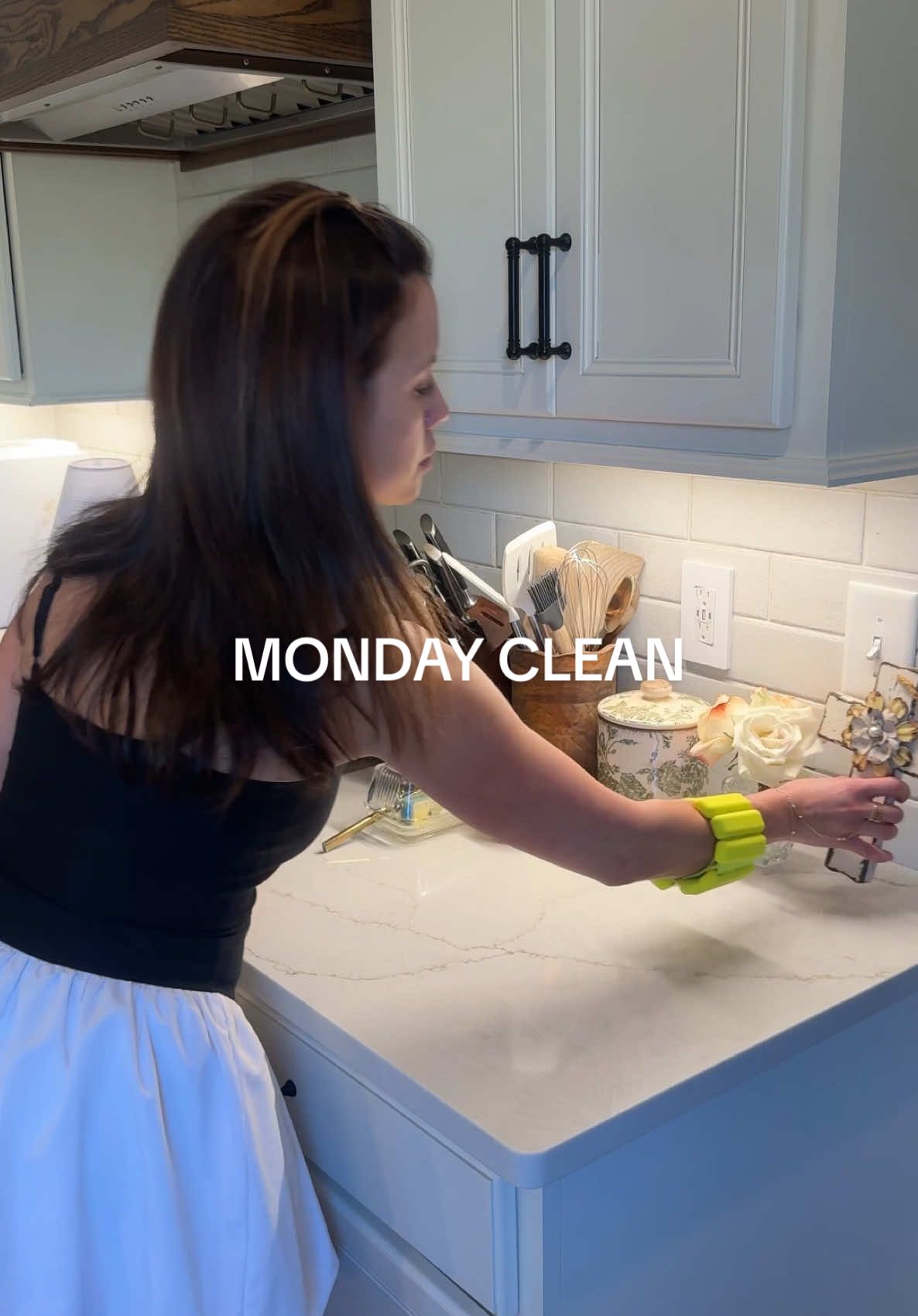 Unrelated to cleaning: this audio 😭it just felt right idk why🫶🏼✨#momoffour #cleanwithme #cleanroutine #cleanwithme #mondaymorning #morningreset 