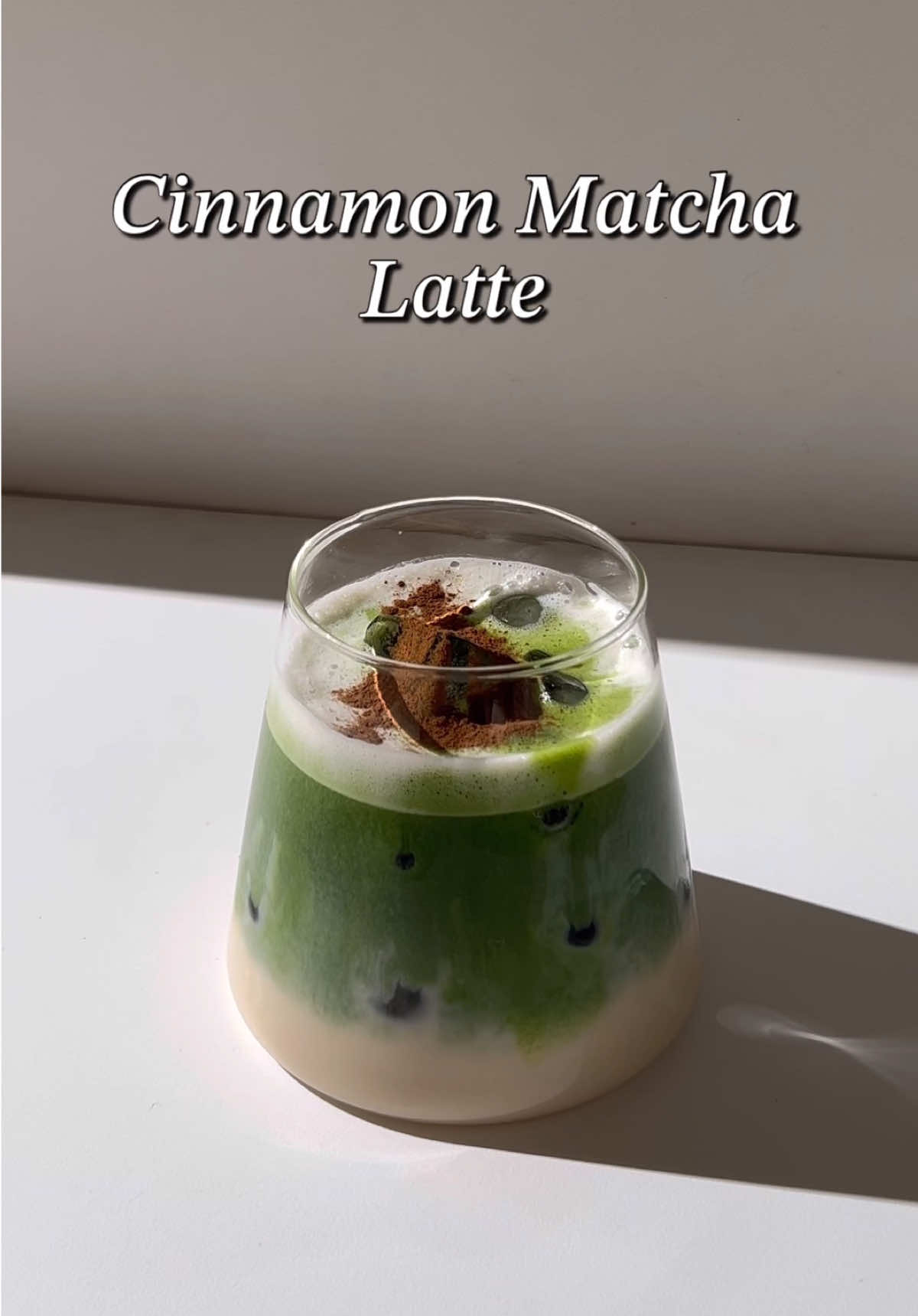 Cinnamon Matcha Latte💚 Bahan - bahan / Ingredients: 2 sdt (tsp) matcha powder 50 ml air panas / hot water 100 ml oat milk 1 tetes (drop) stevia Bubuk kayu manis / cinnamon powder Ices #homecafe #homecafeindonesia #Recipe #aesthetic #matcha #matchalover #EasyRecipe #fyp #cinnamon #matchapowder #ceremonialmatcha 