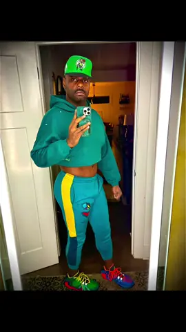I think Leg Day worked this day. What yall think? #clubbing #weekend #nike #celtics #savagefenty #fit #athliesure #athliesuremen 