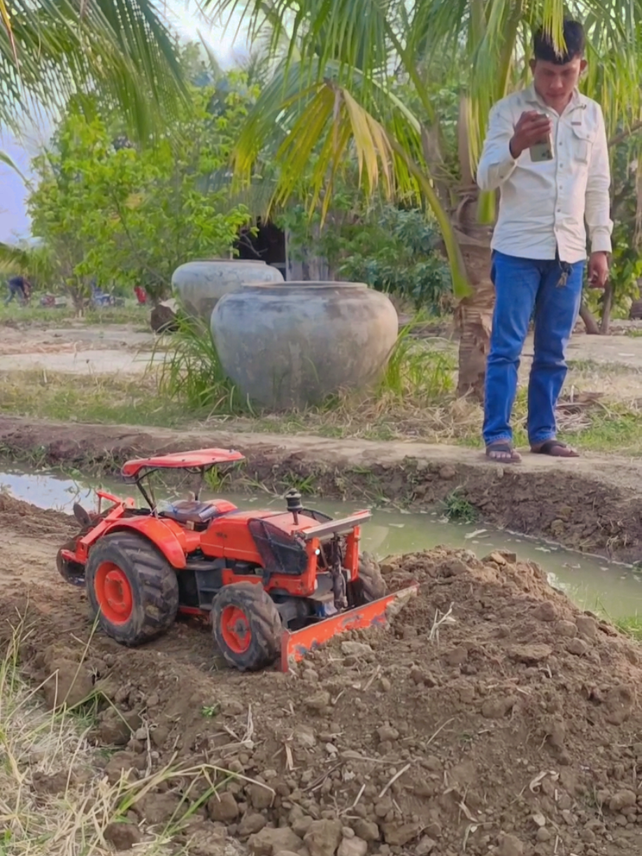 Tiny But Mighty – RC Tractor Pushing Dirt Like a Pro #rctoys #tractor #automobile #construction #rc #bulldozer 