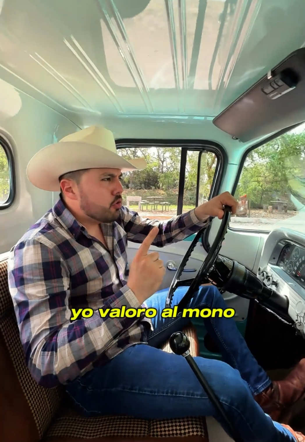 UNA CAGUAMA EN LA BANQUETA ™️🔥👻 #tonymontoya #elfantasma #corridosconverdades #musica #banda #corridos #tiktokmusic 