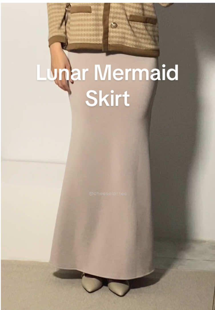 Must have item di tahun 2025. Dipake hangout oke, acara formal juga cocok. Apalagi kalau bukan lunar mermaid skirt. Bahannya stretchy jadi bikin gerak leluasa, flowy, dan halus gabikin gatel di kulit. Aku pake warna ivory ya. Yuk samaan mumpung masih stock😍 #lunarmermaidskirt #rokscubapremium #mermaidskirt 