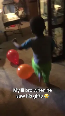 Bro did the Mickey Mouse clubhouse dance 😂 @Lights Camera Pod (via:biebyw/ig) 
