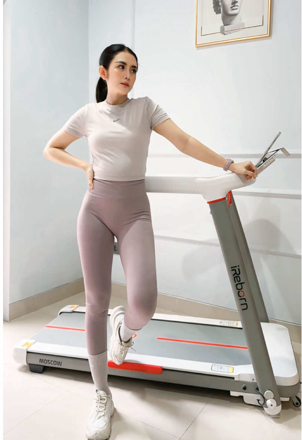 Yeayyy akhirnya wishlist ku kebeli juga treadmill New Moscow dari @IReborn @iReborn Fitness Jogjakarta  Treadmillnya sudah auto incline, memiliki 16 program otomatis, dan juga sudah ada finger pulsenya. Buat yg bosenan kamu bisa olahraga sambil nonton drakor atau dengerin musik juga. Treadmill ini bisa menahan berat badan hingga 120kg lho!   Jadi mau cuaca hujan atau panas, aku bisa tetap olahraga hanya dirumah aja!