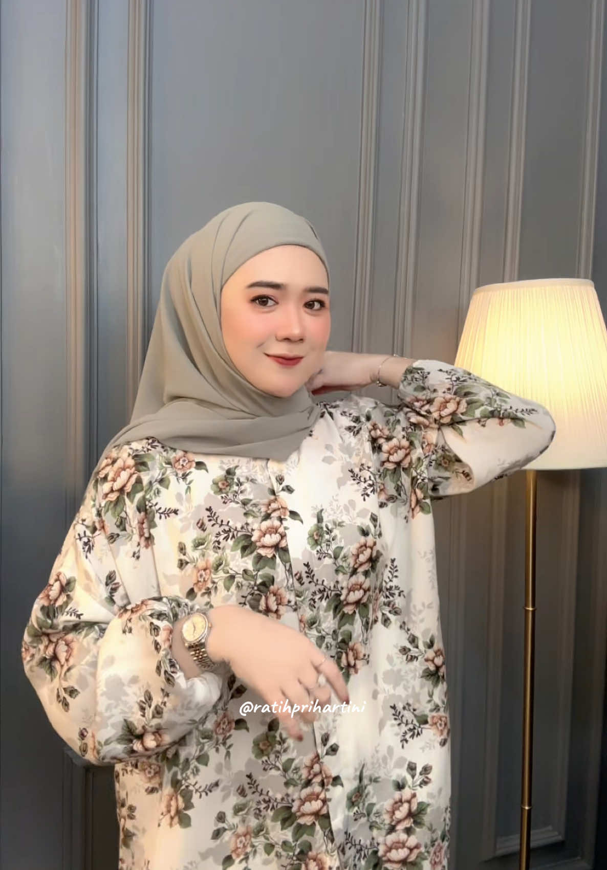 Ayangg carvella ivory akhirnya restock😍 Join live ya ready gak banyak✨ #kemeja #kemejarayon #rayon #rayonmotif #kemejaoversize 