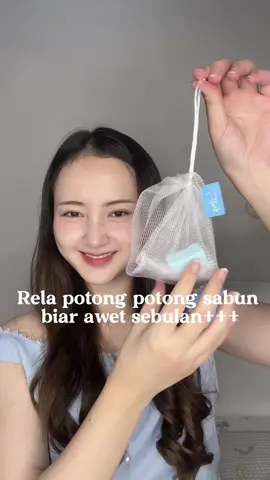 Rela potong-potong sabun biar awet!😋pake sabun ini kuncinya sabar!supaya hasilnya keliatan maksimal✨ohhiya ini 80rb dapet 4 lohh!mending buruan di CO  #sabunbadan #sabunpencerah #sabunbatang #brighty 