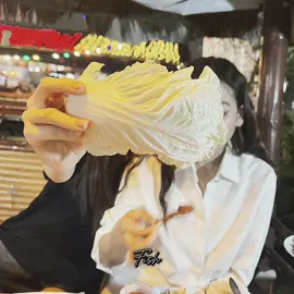 Englot offcam còn ngọt ngào hơn oncam rất nhiều 🥹🥺 nhà này moment 1 là chính chủ tự đăng 2 là bị quay lén không hà chứ chỉa cam vô là họ “bình thường” liền 🤣🤣 —————————————————— #engfa #engfawaraha #อิงฟ้าวราหะ #fyp #อิงล็อต #charlotte #charlotteaustin #englot #ชาล็อตออสติน 
