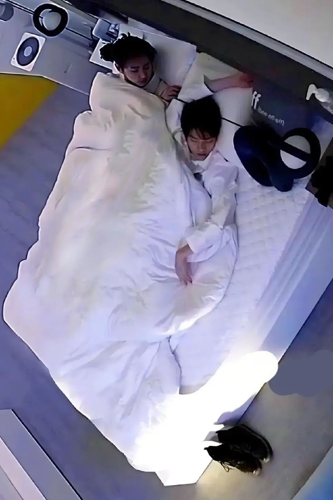 sunghoon rela dapet tempat tidur secuil demi jake,,apapun buat jake pasti sunghoon selalu ngalah  😌#jakehoon #sunghoon #jake #enhypen