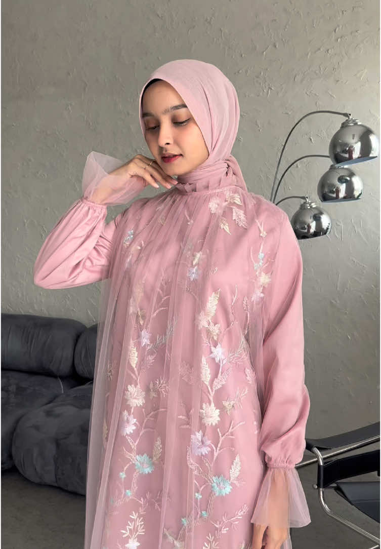 Absen dong babes yang ikut po sheren dress vol 5 disini!😍👇🏻 #fyp #hijablabel_hl #dressviral #ootdkondangan #ootdfashion #dresslebaran2025 #dresskondangan #lebaranwithhijablabel #hijalabelcatalogue #ootdhijab 