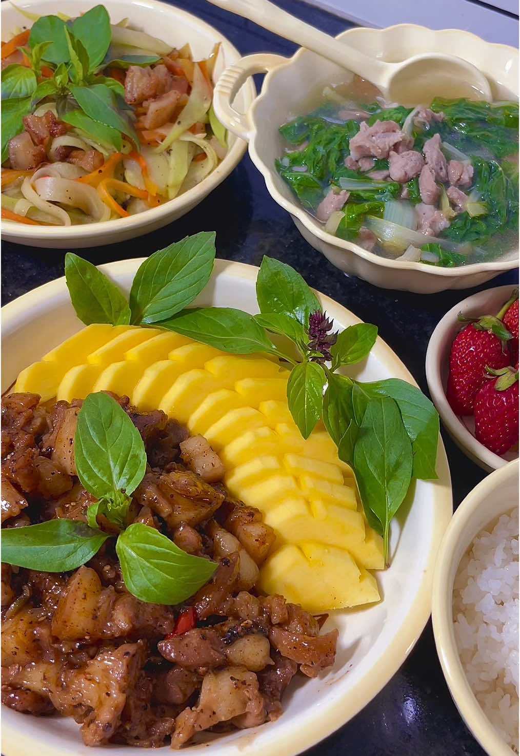 (Phần 4) Hôm nay vẫn nấu cơm nhà:  - Thịt heo kho tiêu - Cà rốt xào su - Canh cải thịt heo   #ilovetiktok #huyenthichnaucom #huyenoi #comnha #comnhangonnhat #xuhuong #nauan #trending #xuhuongtiktok #xh #ancungtiktok 