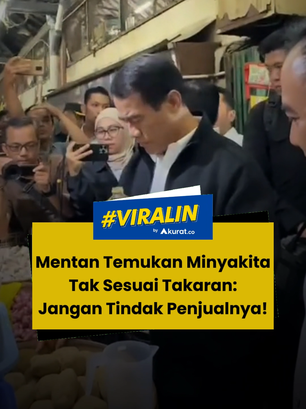 Harus diberantas sampai bersih, pak! Diketahui, MinyaKita produksi PT Kusuma Mukti Remaja hanya berisi 900 mililiter dari yang seharusnya 1 liter. Sementara MinyaKita produksi PT Salim Ivomas Pratama volumenya kurang 50 mililiter dari seharusnya. Amran menegaskan, praktik pengurangan takaran ini harus dihentikan. Meskipun kondisinya lebih baik dibandingkan temuan sebelumnya, di mana pengurangan volume bisa mencapai 25 persen, hal ini tetap tidak bisa ditoleransi. 🎥: Tiktok/lambetani #fyp #viral #minyak #minyakita #korupsi #takaranminyak #mentan #pertanian #akuratco 