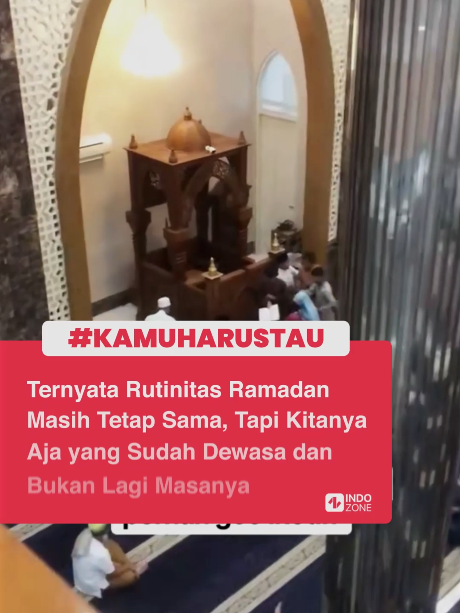 Siapa yang kangen masa-masa ini? Mengisi buku kegiatan Ramadan, menjadi salah satu rutinitas sebagian anak sekolah di bulan puasa. Biasanya, anak-anak akan mendatangi ustaz selepas salat tarawih untuk menandatangani buku kegiatan Ramadan. Seperti dalam klip berikut, sekelompok anak-anak tampak langsung mengerumuni area sekitar mimbar untuk meminta tanda tangan ustaz. Satu-persatu anak menyodorkan buku, setelah mendapatkan, langsung meninggalkan masjid.  Warganet yang menyaksikan tayangan ini pun dibuat rindu, sebab kini sudah tak lagi masanya. Benar-benar bikin nostalgia, ya! Video: TikTok/ohgoguma/remahifa [Baca berita dan informasi menarik lainnya hanya di www.indozone.id]