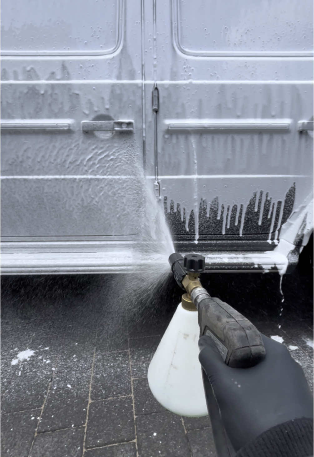 G wagon snow foam #expensivecar #viralvideos #carlux #mobiledetailer #deepclean #ceramiccoating #sound #nottinghamvalet #povcontent #noise #snowfoam #nottingham #asmr #viral #prewash #jetwash 