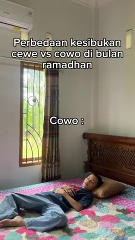 Yang satu sibuk tidur satunya sibuk war baju lebaran