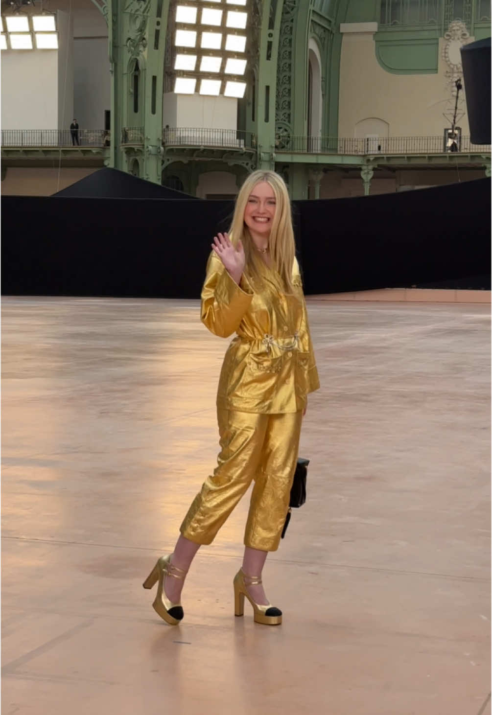 #dakotafanning au défilé #chanel #pfw #parisfashionweek #fashiontok #TikTokFashion 