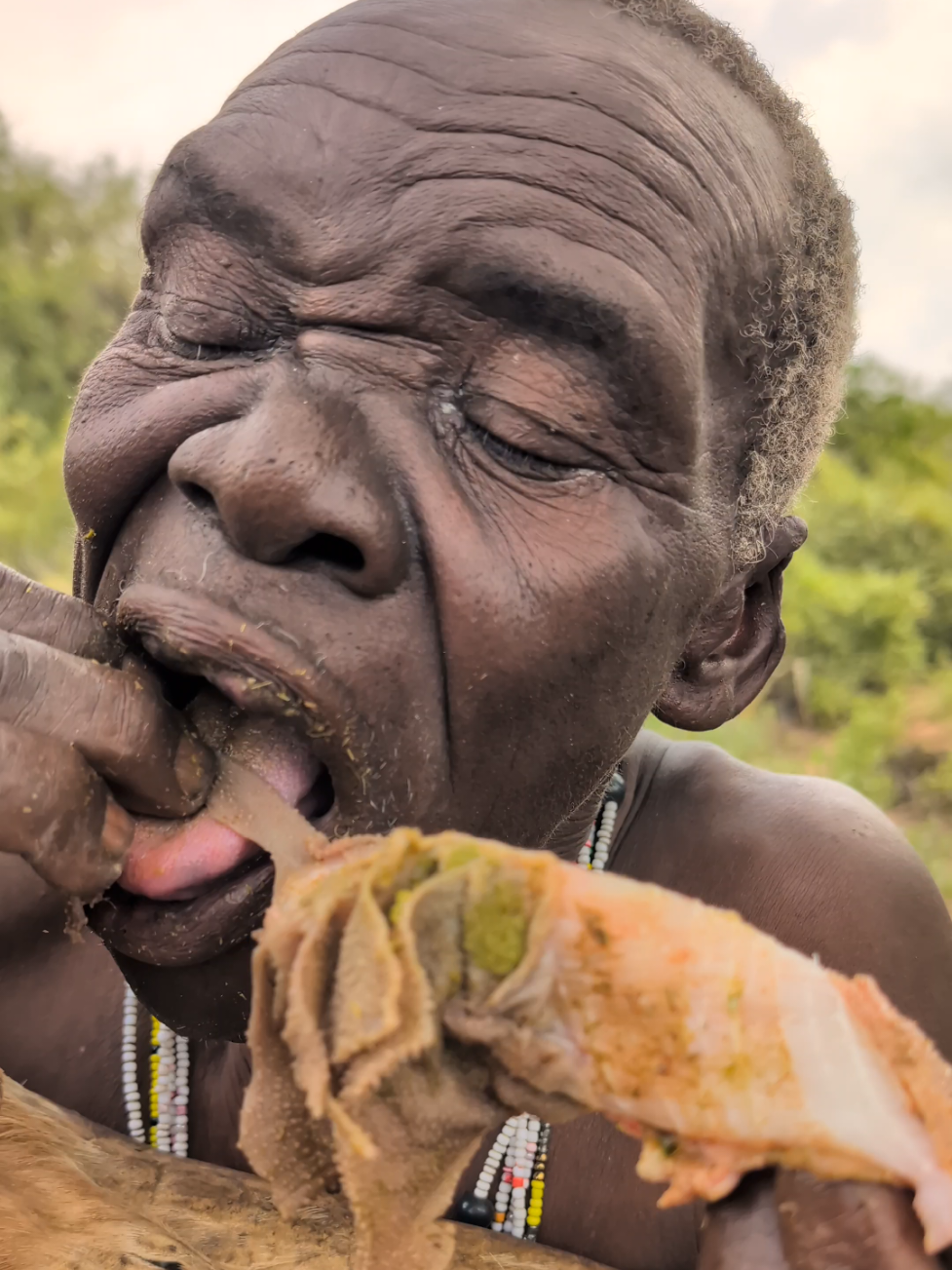 Wow,😲 that's incredible delicious 😲😋See Oldman Enjoying eat nutritious food.