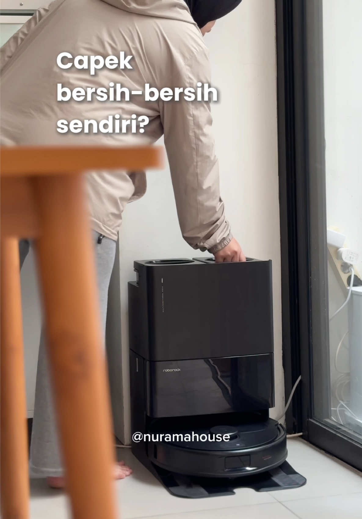 Bersih maksimal, effort minimal! ✨ Roborock Q Revo S @Roborock Indonesia siap jadi andalan rumah bersih tanpa ribet. Dengan fitur dual mop spinning, auto-empty dock, dan AI-powered navigation, lantai selalu kinclong tanpa perlu capek! Daya hisapnya juga super kuat 7000 Pa, tapi tetap hemat listrik karena cuma 60 watt. Yang lain sudah pakai Roborock Qrevo S, kamu kapan? 😉✨ #SmartCleaning #Roborock #RoborockIndonesia #RockingLifeWithYou #RoborockQrevoS #VacuumCleaner #RobotVacuum #smartvacuumcleaner 