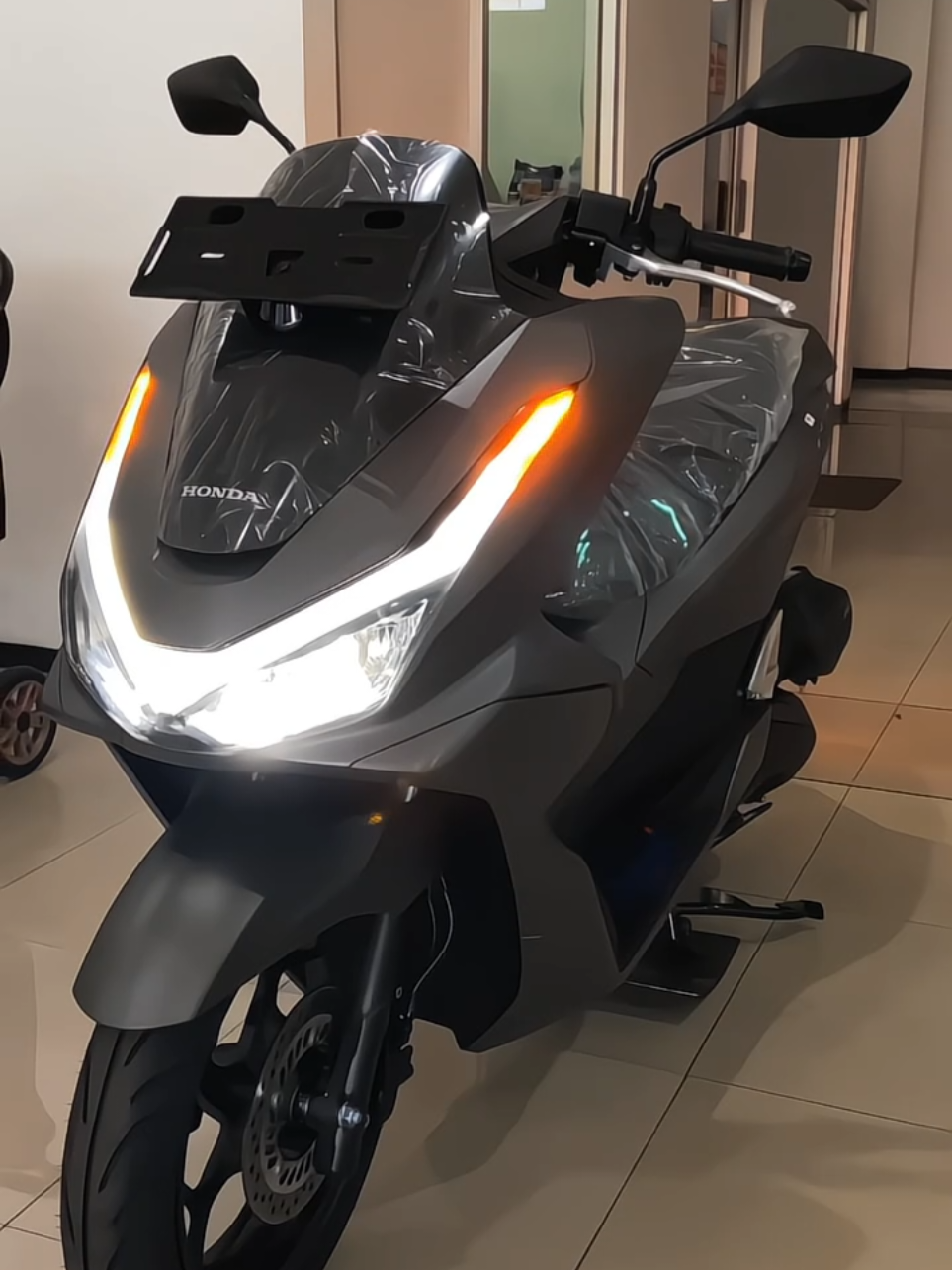 PCX Abu-abu, siap menemani hari-harimu in frame : New PCX 160 CBS ✅️Dp 2 jutaan saja ✅️Angsuran mulai 1 jutaan ✅️Menerima Tukar Tambah motor All merk Melayani Cash / Kredit khusus area : Surabaya, Sidoarjo, Gresik info lebih lanjut : WA 📞 081553222958 (Adam) #honda #hondasurabaya #hondapcx #pcx160 #fyp #fypage #masukberandafyp  #pcx #pcx160modifikasi #pcx160cbs 
