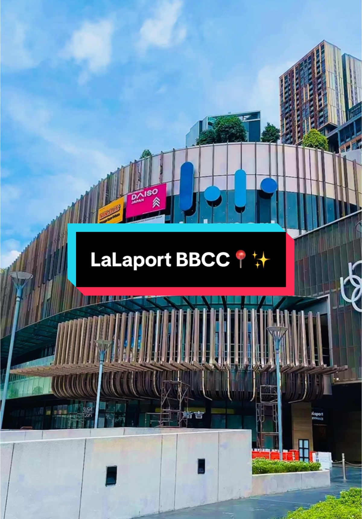 lalaport shopping mall KL📍✨🏖️#lalaportshoppingmall #amazingview #beautifullview #traveller_adnan #travelmalaysia #kltraveller #malaysia #merdeka118 #theexchangetrxshoppingmall #TRX #KL #klcc #brahmanbaria 