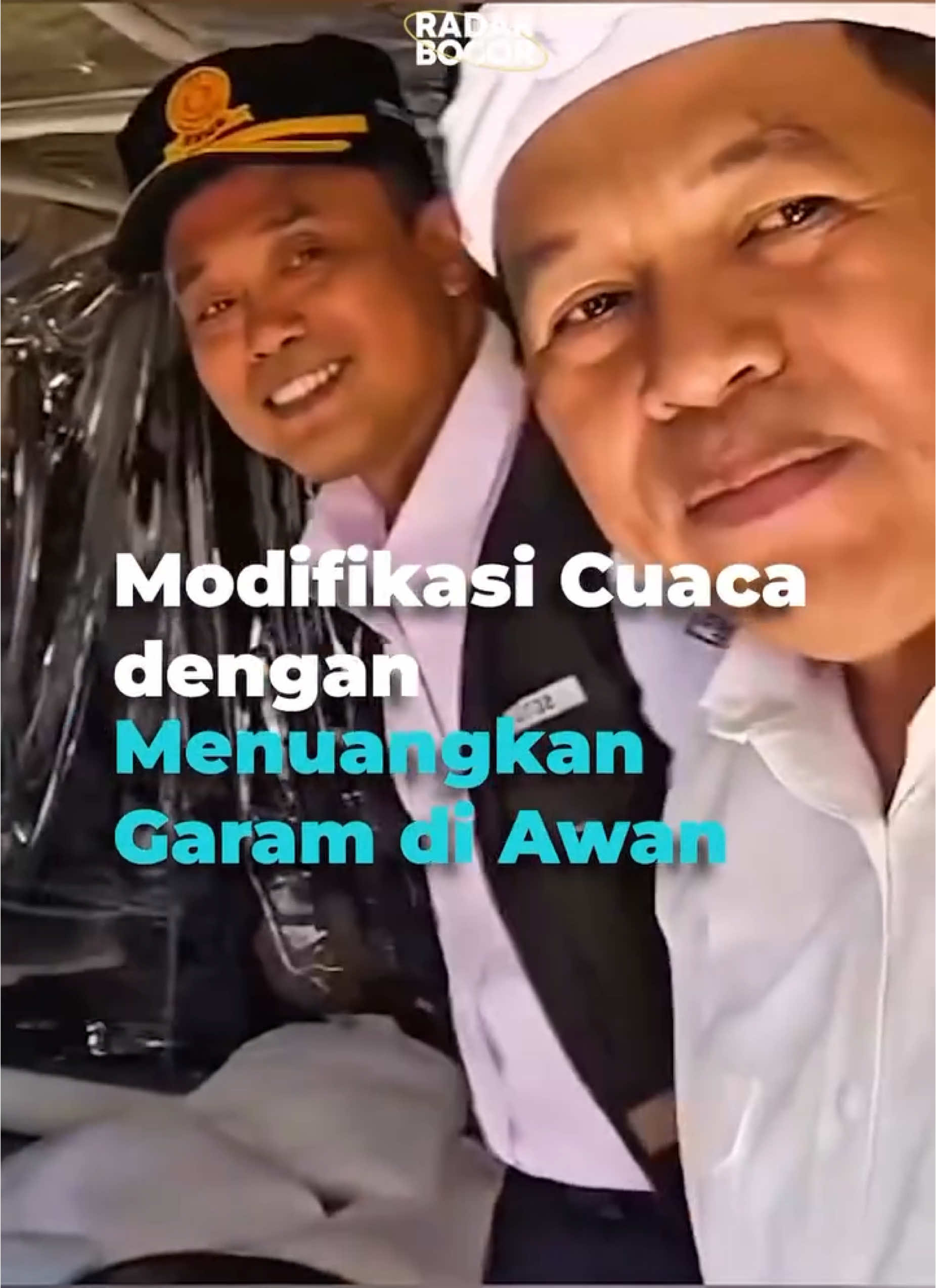 Gubernur Jawa Barat Dedi Mulyadi mengikuti proses modifikasi cuaca untuk mengurangi risiko bencana. la menunjukkan garam yang akan dituangkan atau dimasukkan ke atas awan dan memicu hujan langsung ke laut. Berdasarkan hasil kajian BMKG, wilayah yang berpotensi mengalami hujan lebat antara lain Sukabumi, Bogor, dan Kuningan. Untuk itu, hujan akan diarahkan ke lokasi yang lebih aman guna menghindari dampak buruk. Program modifikasi cuaca ini dijadwalkan berlangsung dari 11 hingga 20 Maret 2025. Video : Ig @dedimulyadi71 #bogor #radarbogor #bacaradarbogor